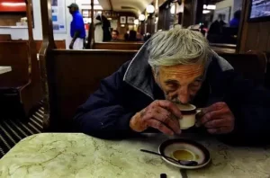 Café Pendiente: cómo una taza de solidaridad napolitana conquistó el mundo