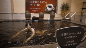 ¿Te Imaginas Nadar en Café? La Curiosa Experiencia que Existe en Japón
