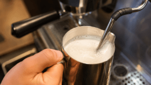 ¿Por Qué Se Forma La Espuma En La Leche? El Secreto Científico Detrás De Tu Cappuccino Perfecto